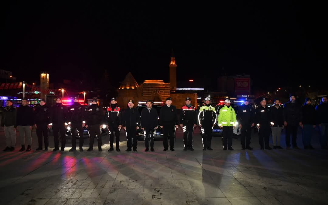 Kırşehir'de Yeni Yıl Coşkusu: Vali ve Belediye Başkanı Görevi Başında Kutladı