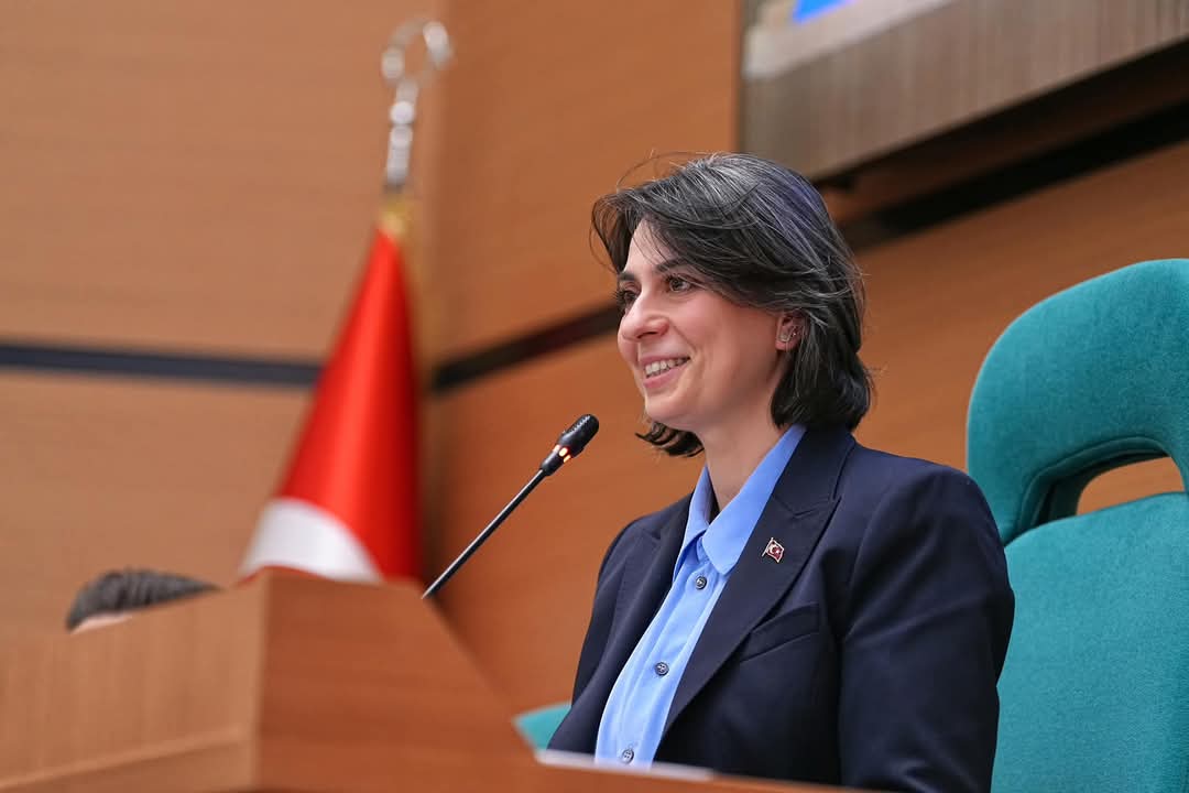 Başkan Sinem Dedetaş, Ensar Vakfı’na Tahsis Edilen Yurt Binasını Teslim Aldı: “Bence Burası Yurt Değil”