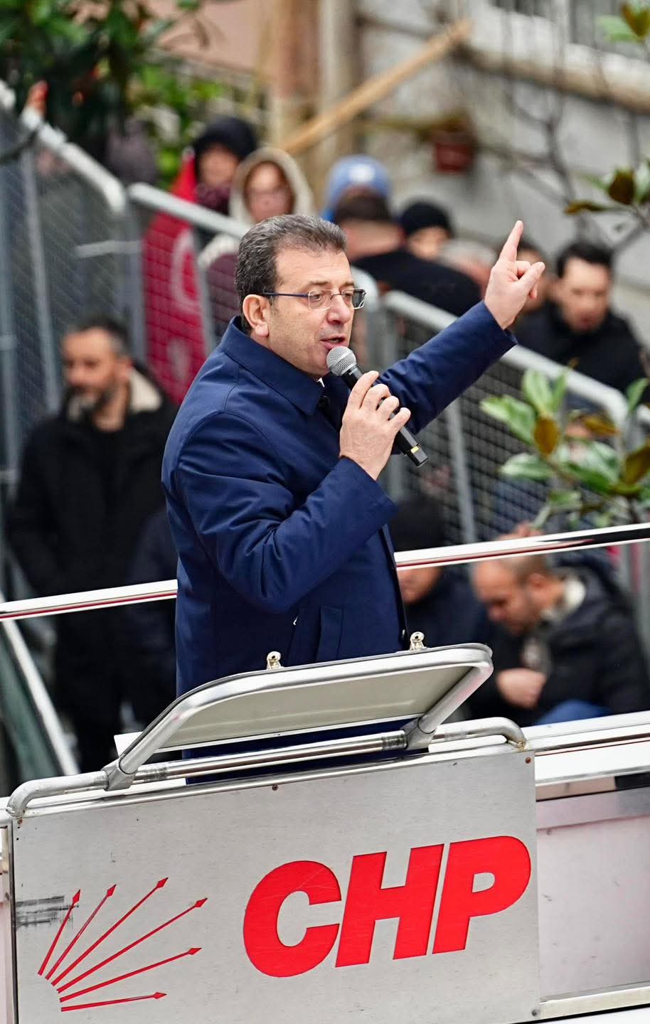 İstanbul Büyükşehir Belediye Başkanı Ekrem İmamoğlu'ndan Meydan Okuma: "Gel, Bu Konuda Yarışalım"