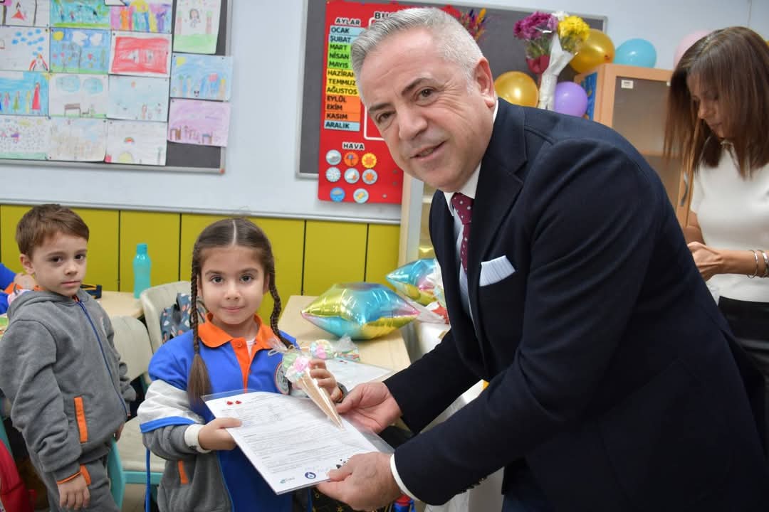İstanbul Çekmeköy Kaymakamı Resul Çelik, İlkokul Öğrencilerinin Karne Heyecanına Ortak Oldu”