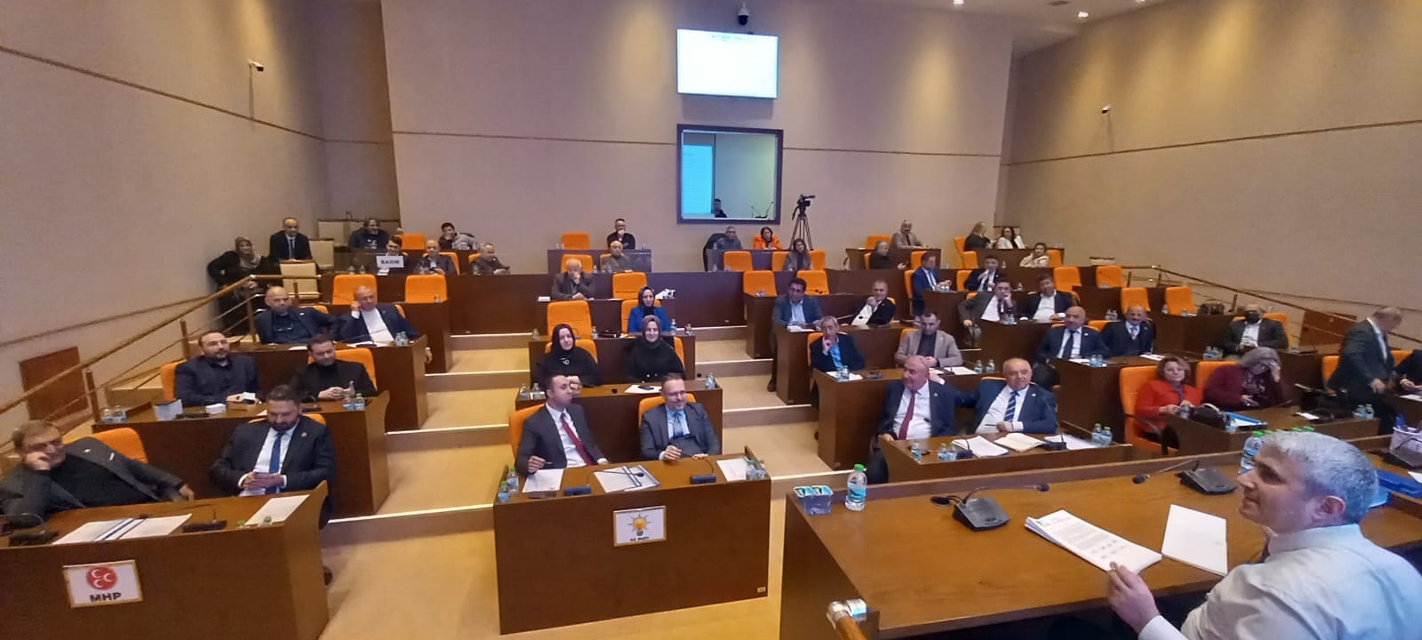 Çekmeköy Belediye Meclisi’nde Gergin Anlar: Kapanan Kafeler, Şehit Parkı Tartışmaları ve Komisyon Seçimi"