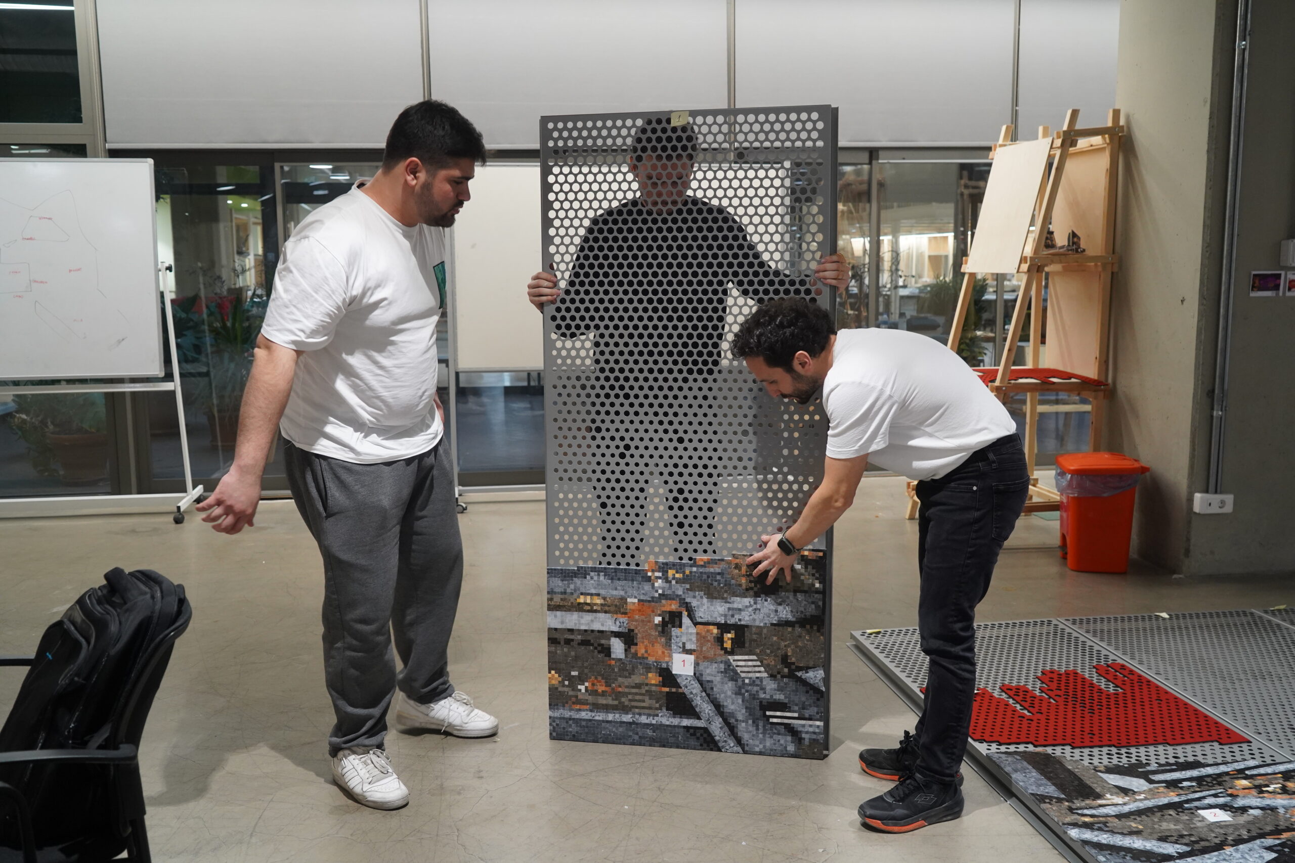 İSTANBULSMD “I2P – IDEA TO PRODUCT” STÜDYOSUNDA ÜRETİLEN “ÖZ ELEŞTİRİ-SELF CRITICISM” ENSTELASYONU ZİYARETE AÇILDI.