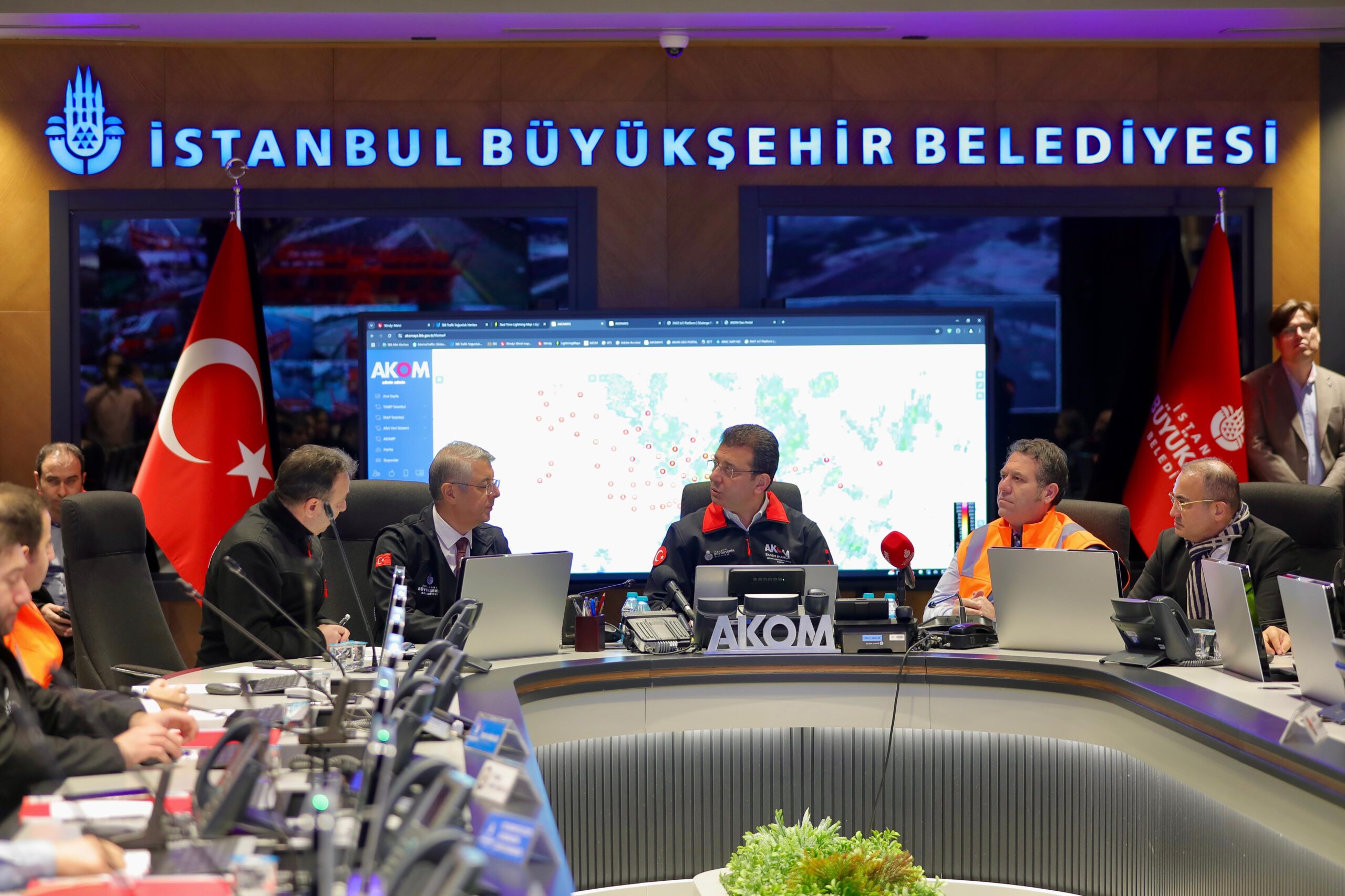 İmamoğlu'ndan İstanbullulara Kar Yağışı Uyarısı: "Evde Kalın"