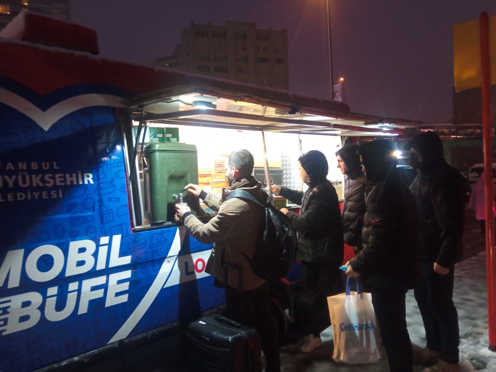 KAR MESAİSİ: İBB EKİPLERİ GECEDEN BU YANA ARALIKSIZ ÇALIŞIYOR