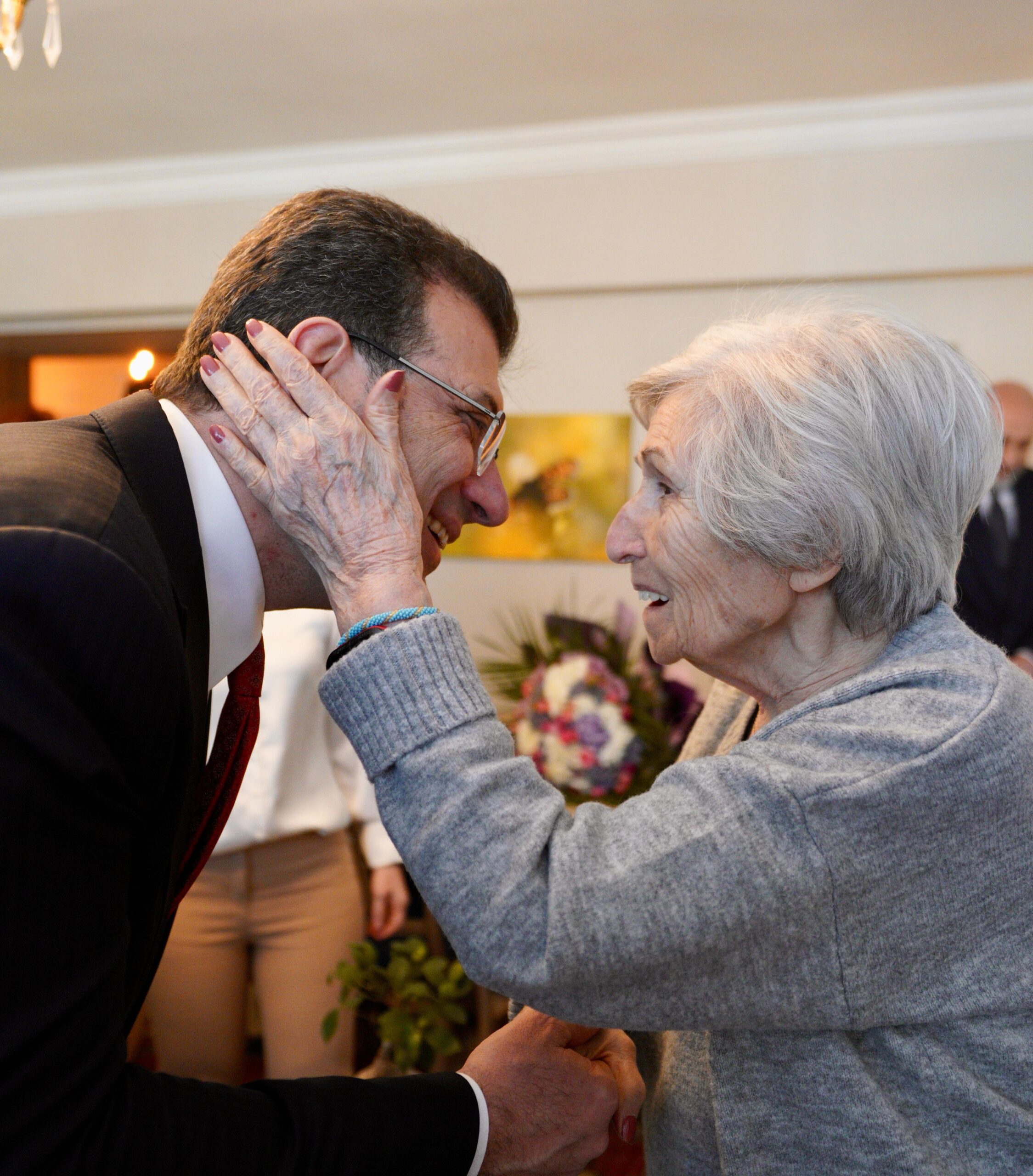 BAŞKAN İMAMOĞLU’NDAN ANNE ÖZDAĞ’A SÖZ: HER TÜRLÜ BİR ARADAYIZ, HİÇ ENDİŞENİZ OLMASIN