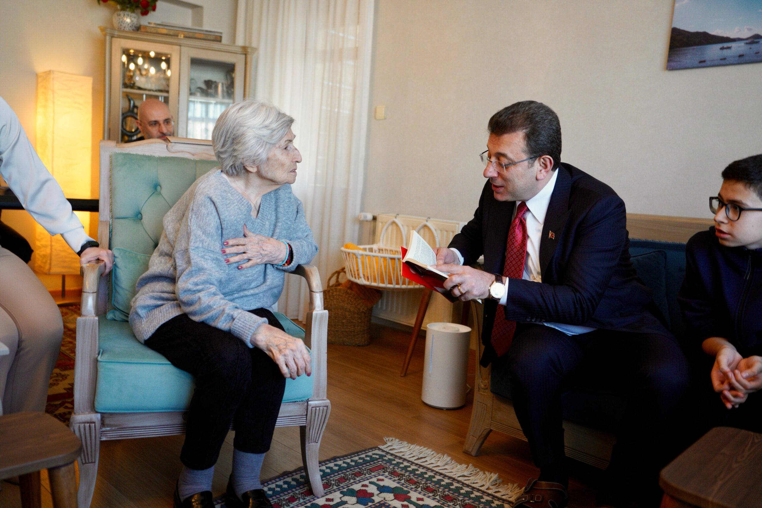 BAŞKAN İMAMOĞLU’NDAN ANNE ÖZDAĞ’A SÖZ: HER TÜRLÜ BİR ARADAYIZ, HİÇ ENDİŞENİZ OLMASIN