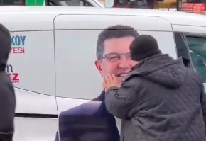 Çekmeköy’de Samimi Sevgi: Vatandaş, Belediye Başkanı Orhan Çerkez’in Resmini Öpüp Okşadı, Başkan ‘Sevginin En Masum Hali’ Dedi”