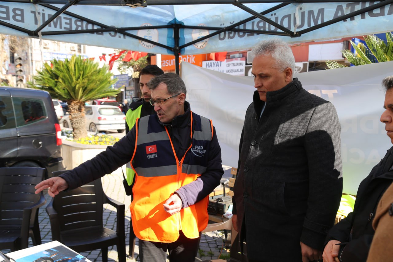 Edremit Belediyesi kompost makinesi ile organik gübre üretiyor”