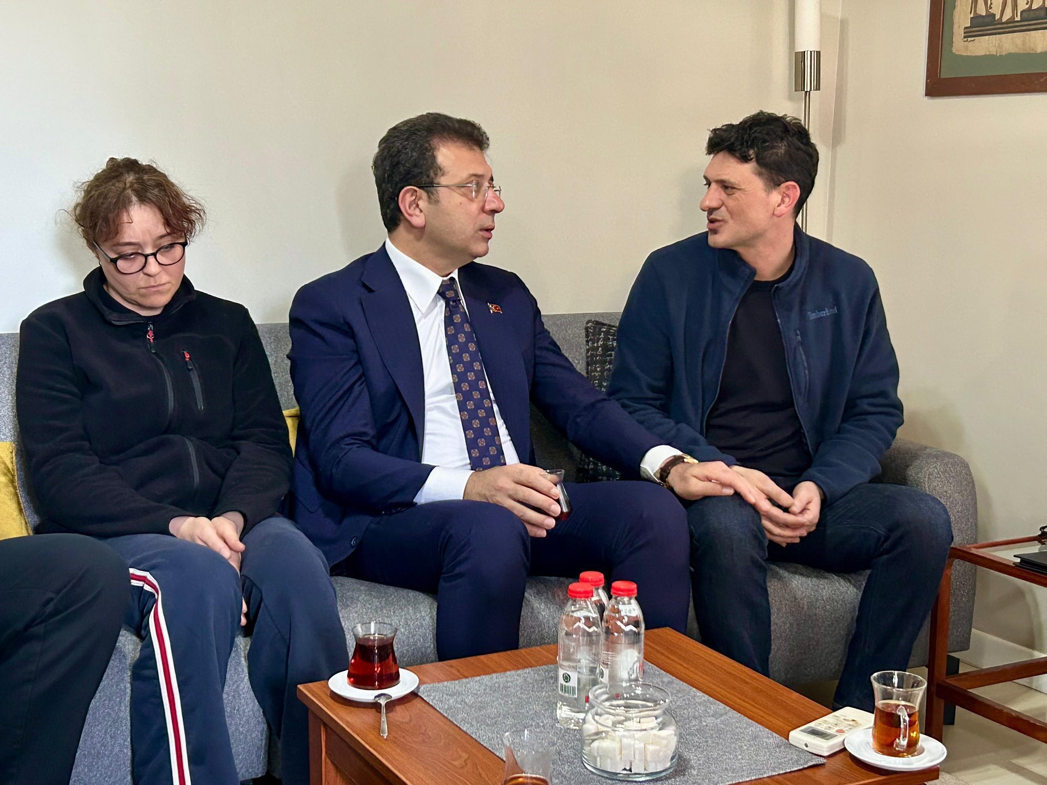İmamoğlu, Kadıköy Salı Pazarı’nda Hayatını Kaybeden Mattia Ahmet Minguzzi’nin Ailesini Ziyaret Etti: “Pırıl Pırıl Bir Çocuğu Bu Dünyadan Hangi Zalimlik Aldı?”