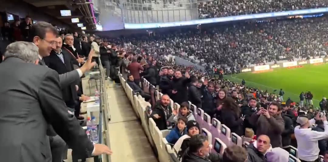 Ekrem İmamoğlu, Beşiktaş-Trabzonspor Maçında Taraftarlardan Büyük İlgi Gördü