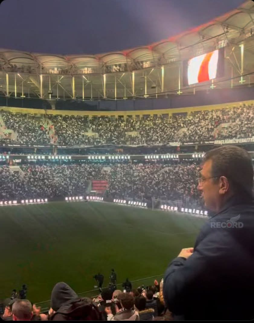 Ekrem İmamoğlu, Beşiktaş-Trabzonspor Maçında Taraftarlardan Büyük İlgi Gördü