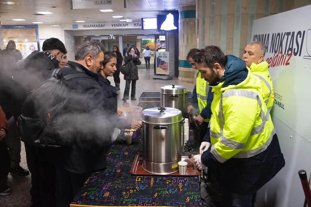 İstanbul’da Soğuk Havalara Sıcak Çözüm: Metro İstasyonlarında Sıcak Çay İkramı