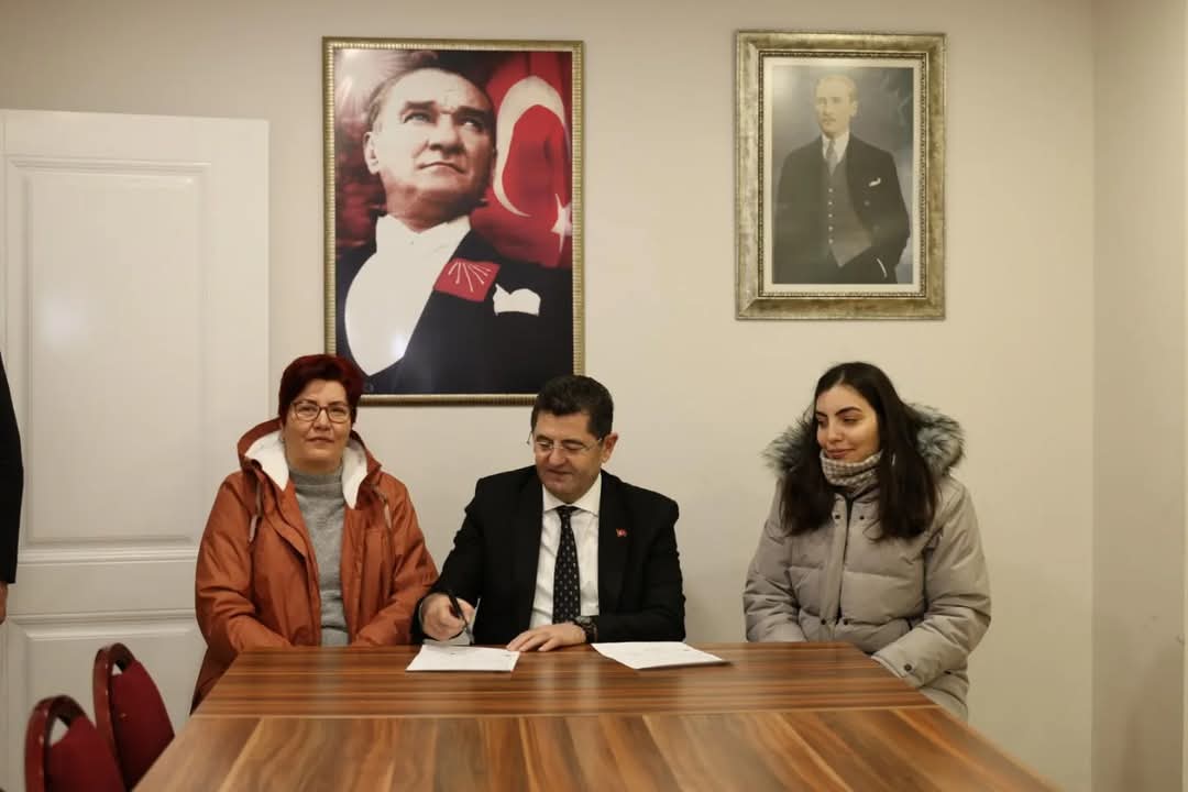 Çekmeköy Belediye Başkanı Orhan Çerkez'den CHP'ye Yeni Katılan Üyelere Rozet Töreni