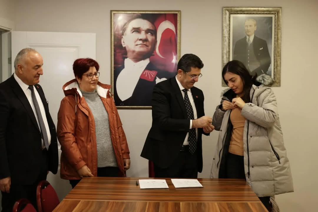 Çekmeköy Belediye Başkanı Orhan Çerkez’den CHP’ye Yeni Katılan Üyelere Rozet Töreni