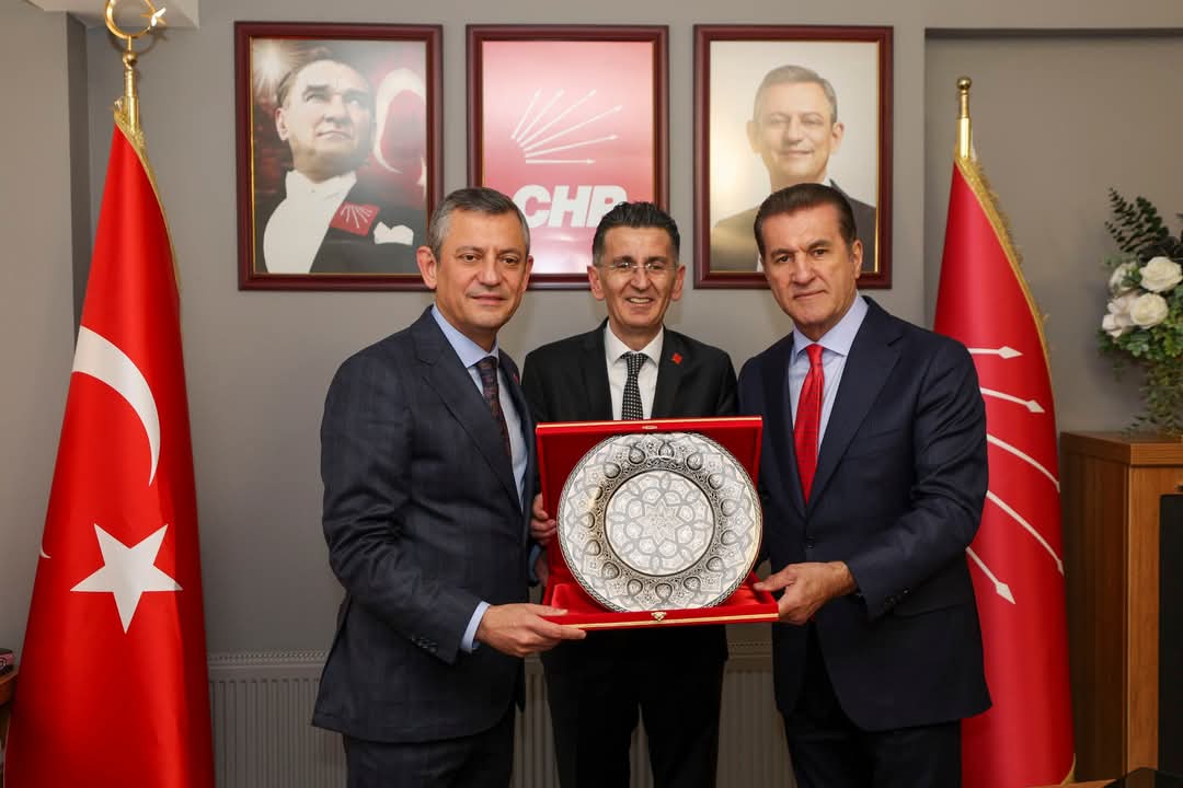 CHP Lideri Özgür Özel ve Mustafa Sarıgül Erzincan’da: Çiftçinin Derdini Dinledi, Umutları Paylaştı”