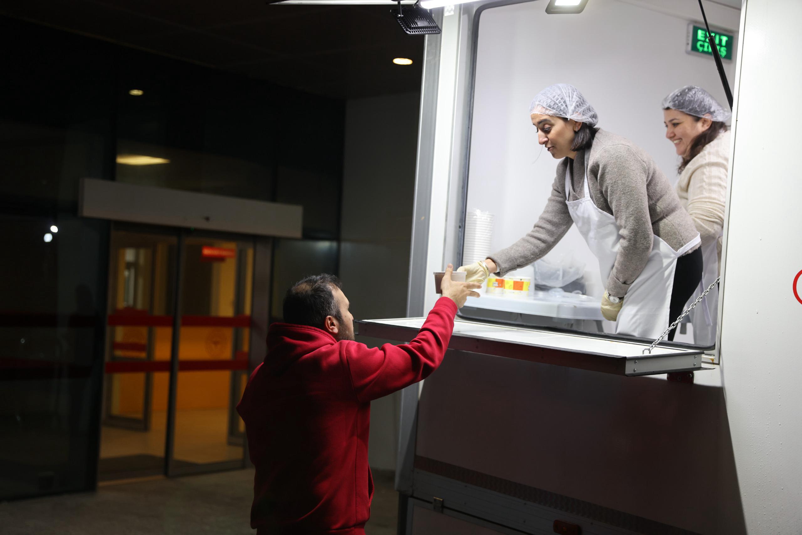 Çekmeköy'de Halkçı Belediyeden Vatandaşlara Sıcak Çorba İkramı