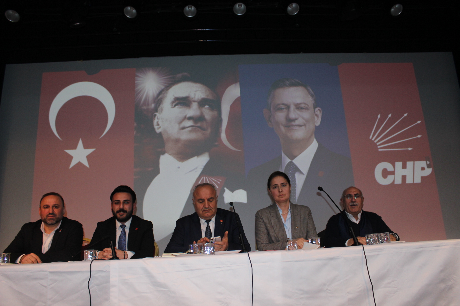 CHP Çekmeköy’de Sert İfadeler: Kemal Ercan’dan Erdoğan’a Tepki, Çetin Çapan’dan Dışarıdan Gelenlere Ağır Eleştiri!”