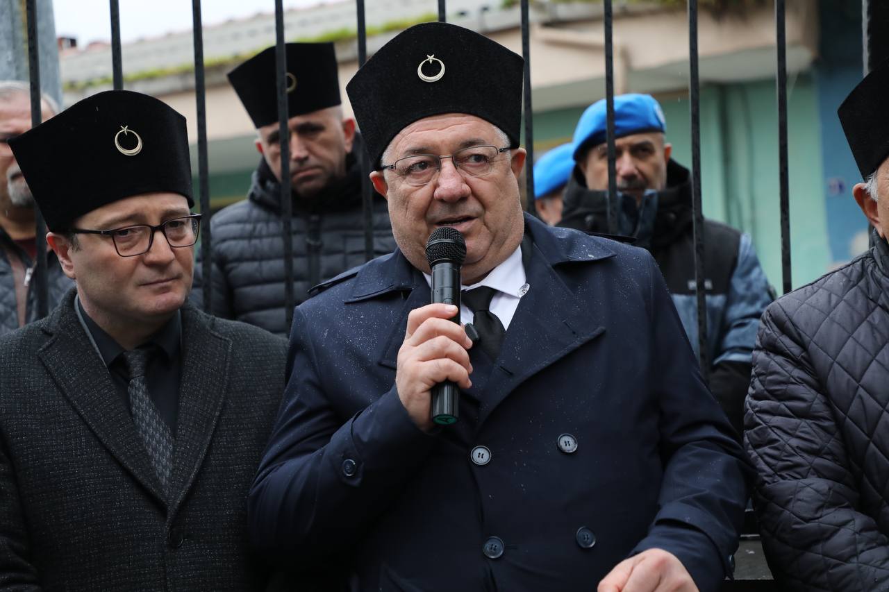 EDREMİT BELEDİYE BAŞKANI MEHMET ERTAŞ ŞEHİT KAYMAKAMI MEZARI BAŞINDA ANDI