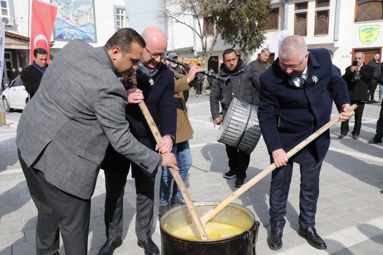 EDREMİT’TE GELENEKSEL MECİ ŞENLİĞİ COŞKUSU