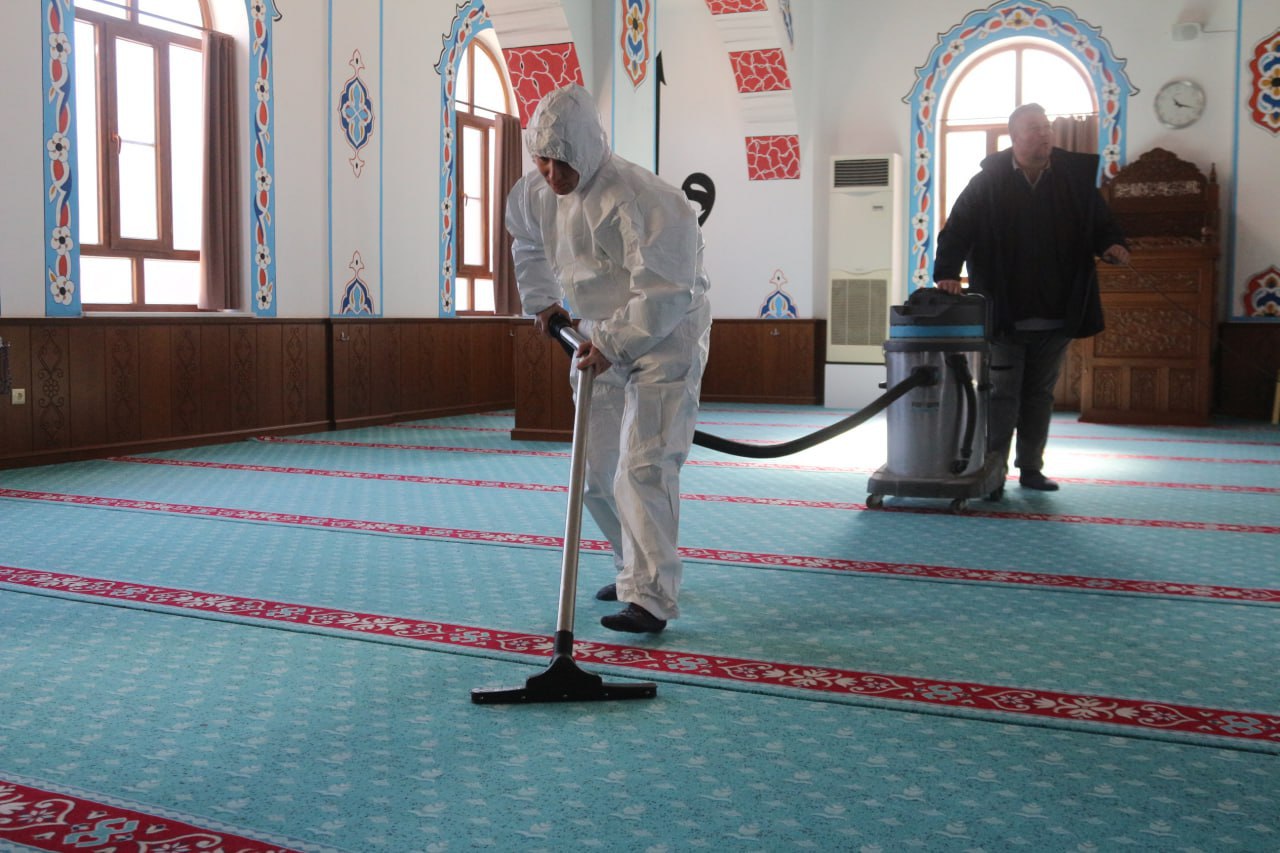 EDREMİT’TEKİ İBADETHANELERDE RAMAZAN AYI TEMİZLİĞİ