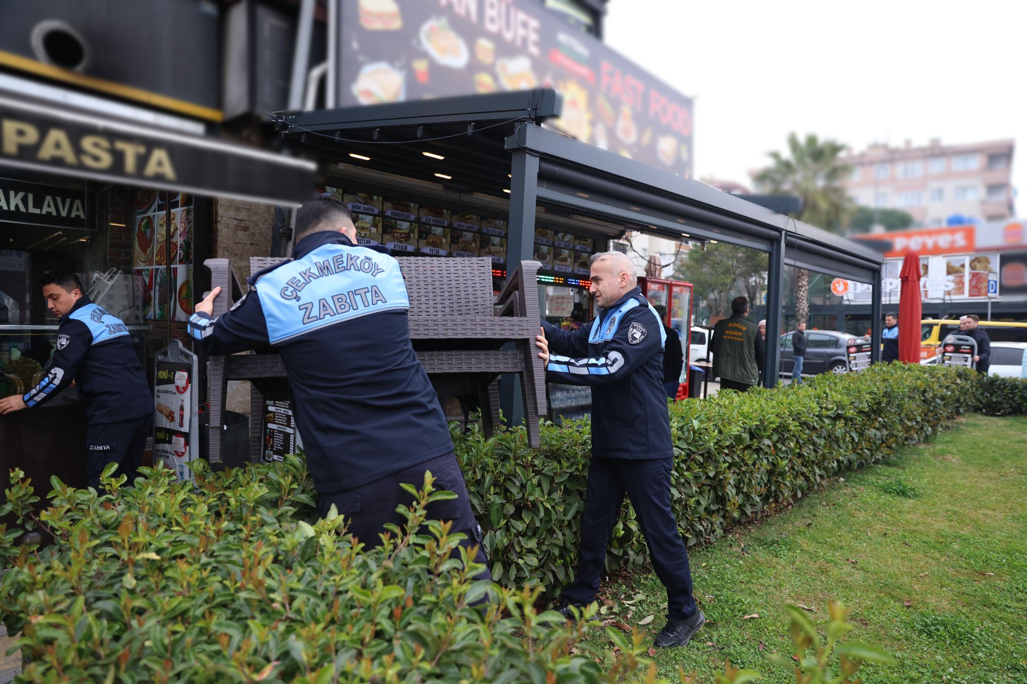 Çekmeköy’de Kaldırım İşgallerine Zabıta Müdahalesi: Şahinbey Caddesi’ndeki Şikayetlere Hızlı Çözüm