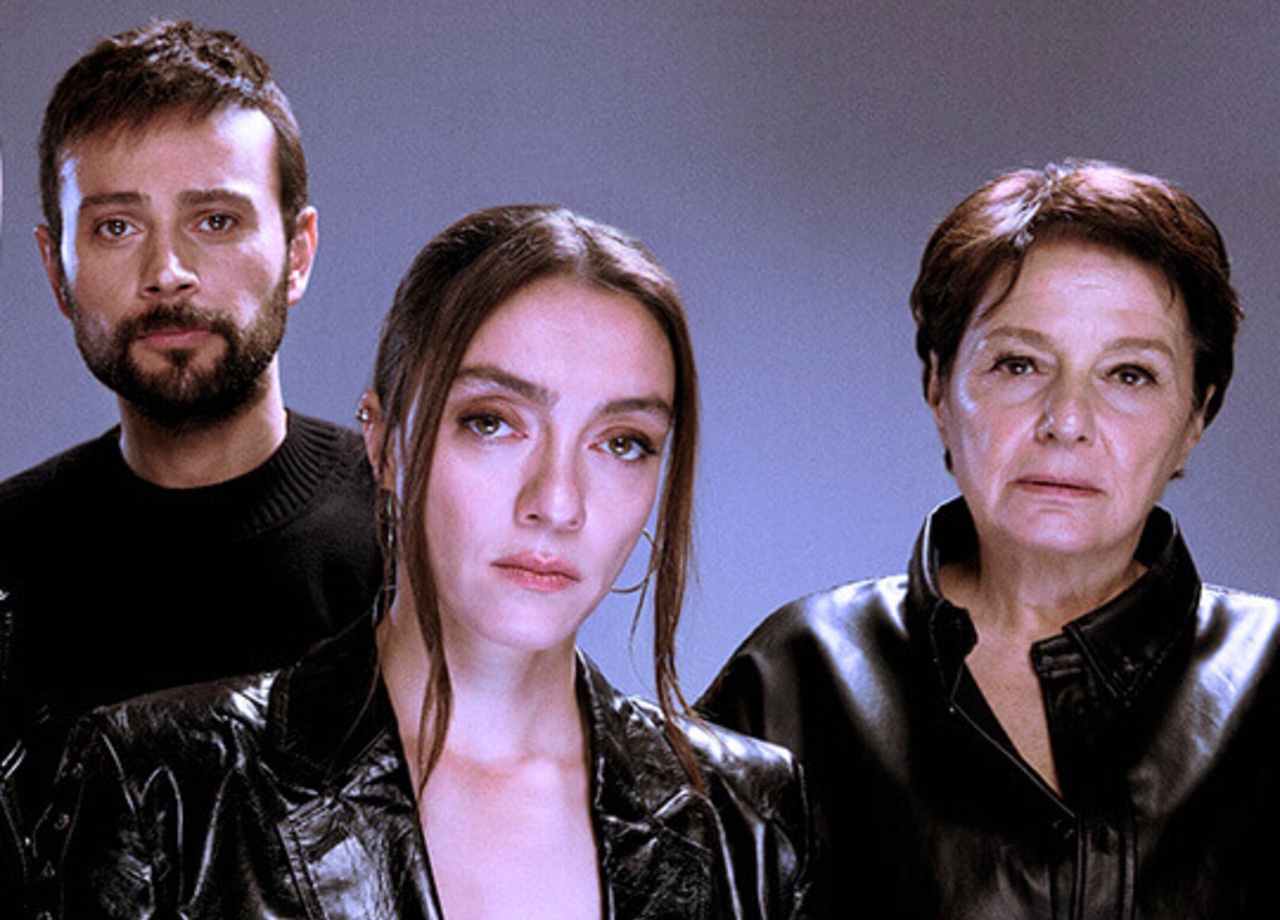 İnsanlar Mekanlar Nesneler”: Merve Dizdar’ın Performansıyla Sahnelere Taşınan Derin Bir Hikaye