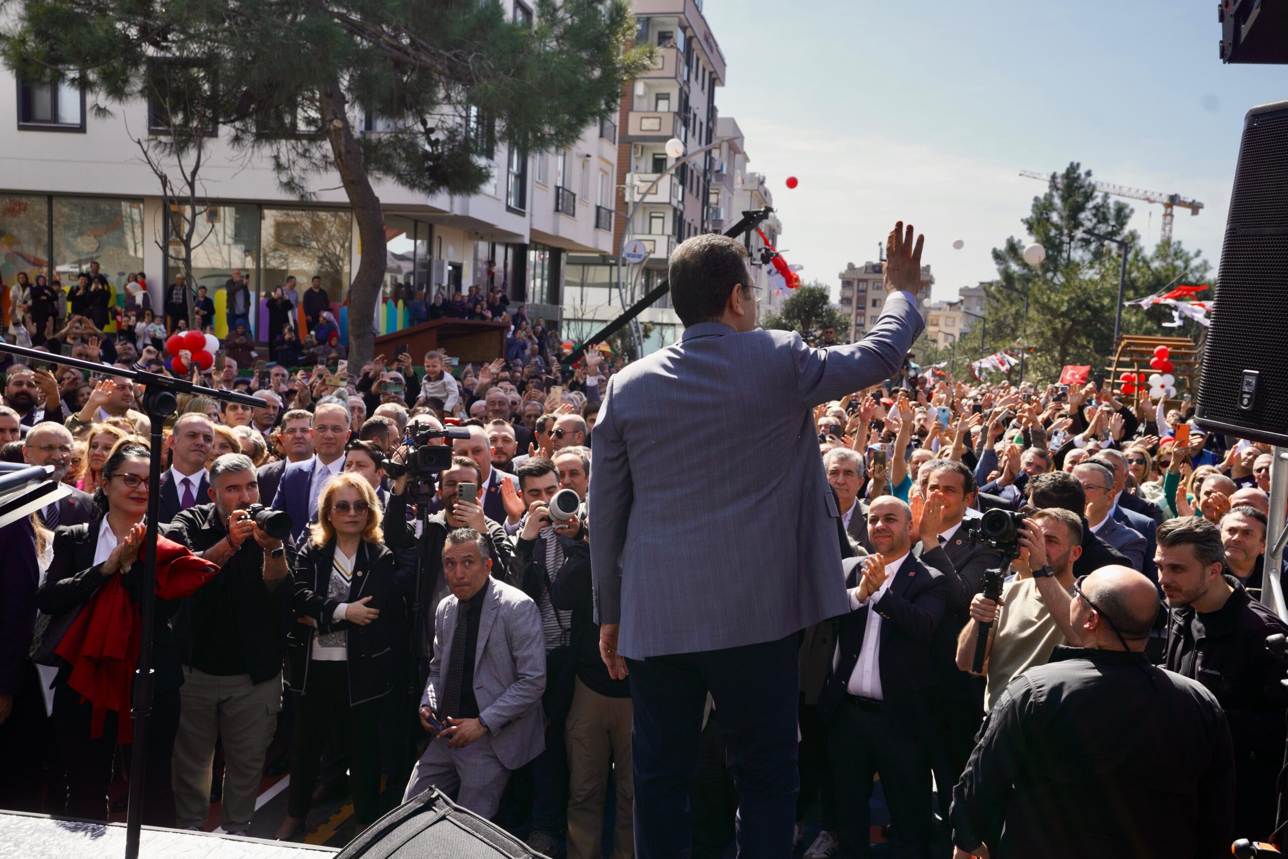 İmamoğlu'ndan Sancaktepe'de "Mini Miting" Gibi Açılış Töreni: "Cumhurbaşkanlığı Yoluna Çıktım"