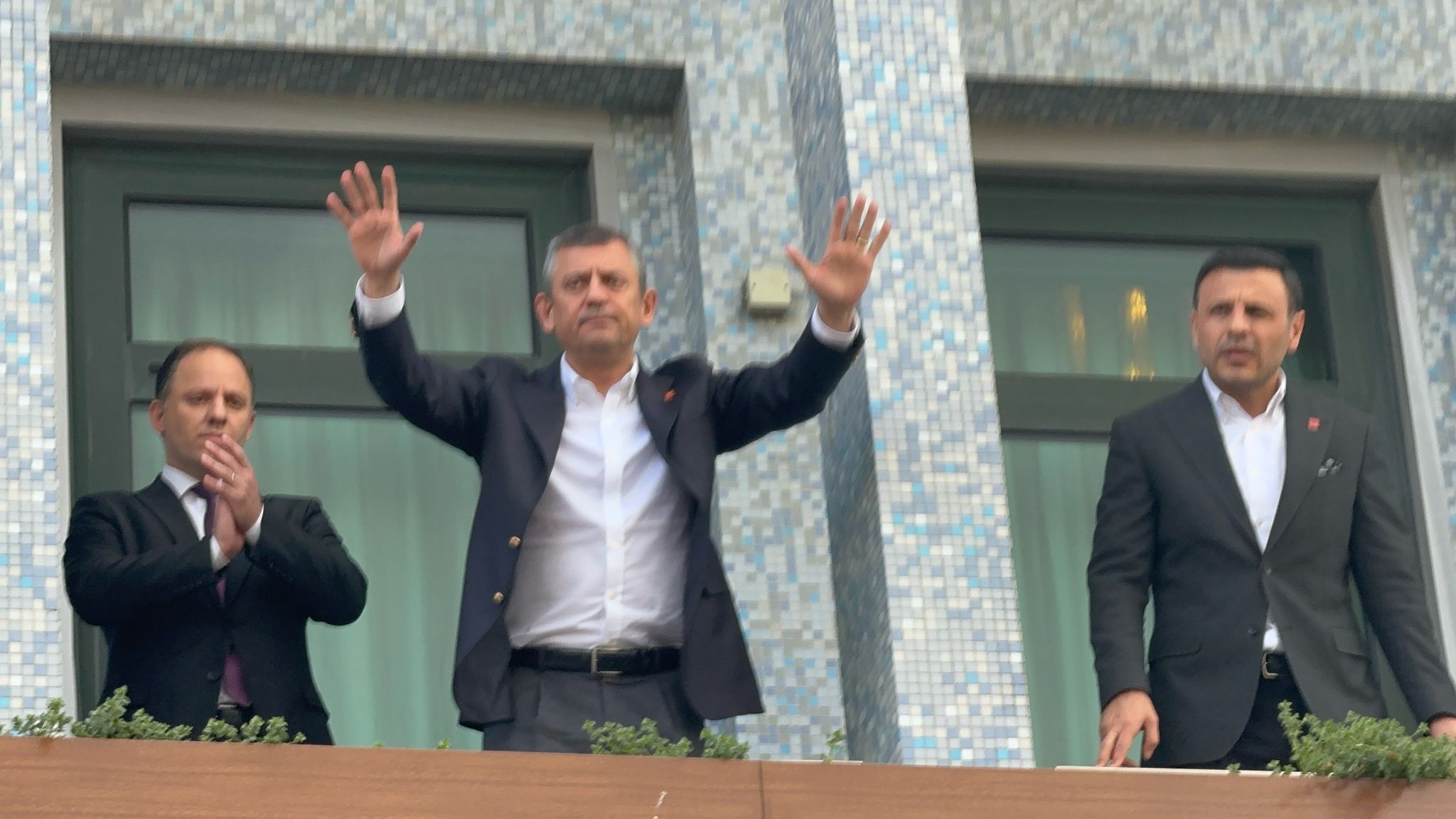 Özgür Özel’den Çağlayan Adliyesi’nden Çarpıcı Açıklamalar: "Türkiye’ye Sahip Çıkın!"