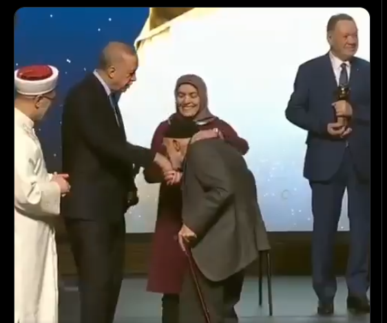 Yaşlı Bir Vatandaşın Erdoğan’ın Elini Öpmesi Sosyal Medyada Tartışma Yarattı: Özet