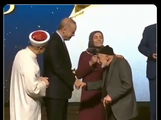 Yaşlı Bir Vatandaşın Erdoğan’ın Elini Öpmesi Sosyal Medyada Tartışma Yarattı: Özet
