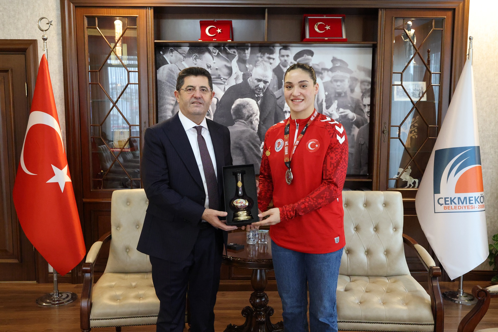 Çekmeköy'ün Gururu Büşra Işıldar, Dünya Boks Şampiyonası'ndan Gümüş Madalya ile Döndü