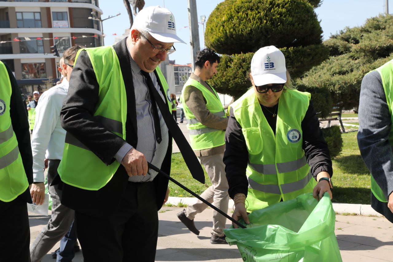 EDREMİT BELEDİYESİ SİGARA İZMARİTİ TOPLAMA KAMPANYASI BAŞLATTI