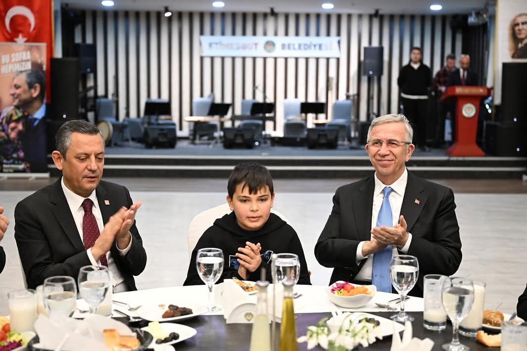 CHP Genel Başkanı Özgür Özel ve Mansur Yavaş, Etimesgut’ta Ramazan İftarında Buluştu