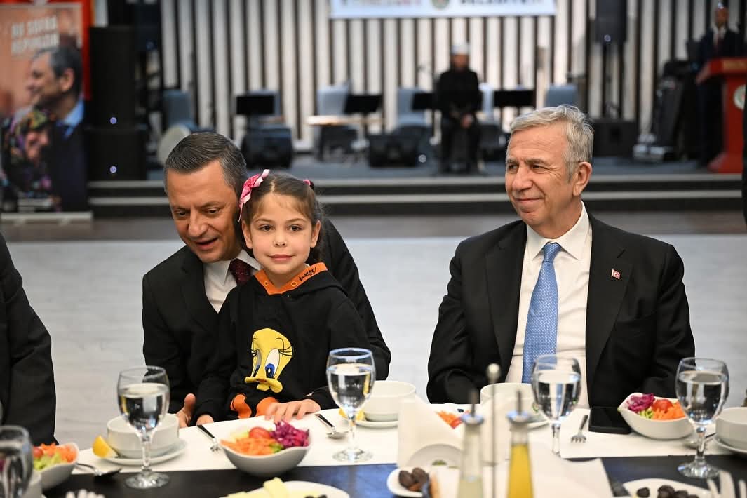CHP Genel Başkanı Özgür Özel ve Mansur Yavaş, Etimesgut'ta Ramazan İftarında Buluştu