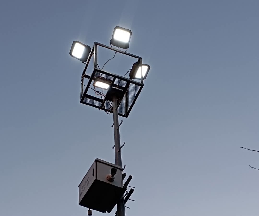 İstanbul Ümraniye’de Güpegündüz Projektör Işıkları Yandı: “Tasarruf Bu Mu?” Sorusu Gündeme Geldi