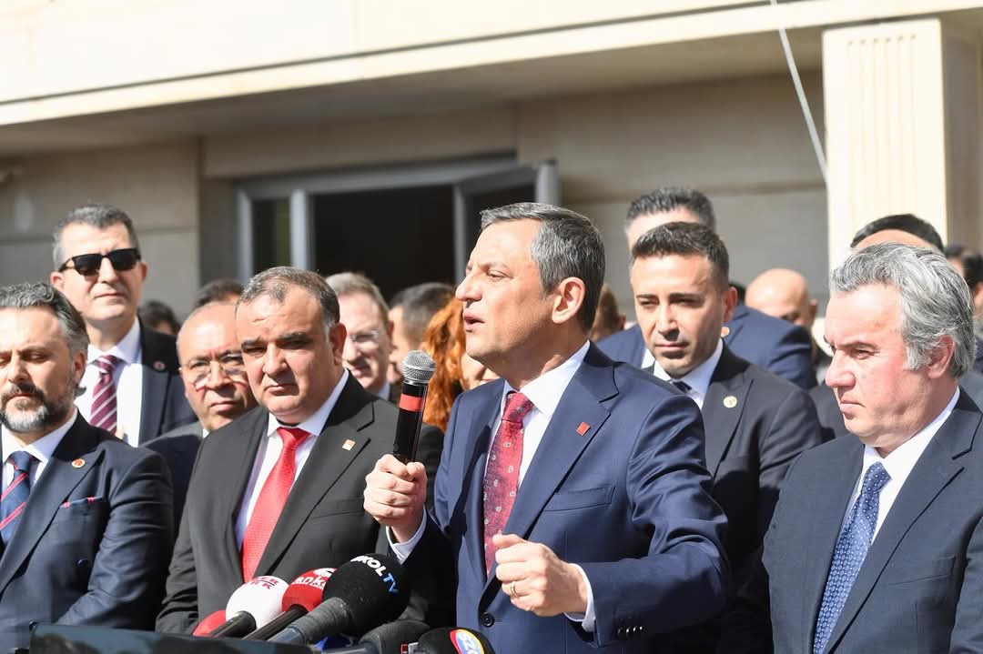 Özgür Özel’den AK Parti’ye Yargı Eleştirisi: “Yargı Kumpasları” İddiası ve Seferberlik Çağrısı