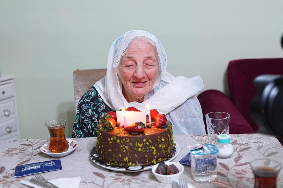 Üsküdar Belediye Başkanı Sinem Dedetaş, Ramazan Ayı’nda Naime Teyze’nin Evinde İftar Yemeği Verdi