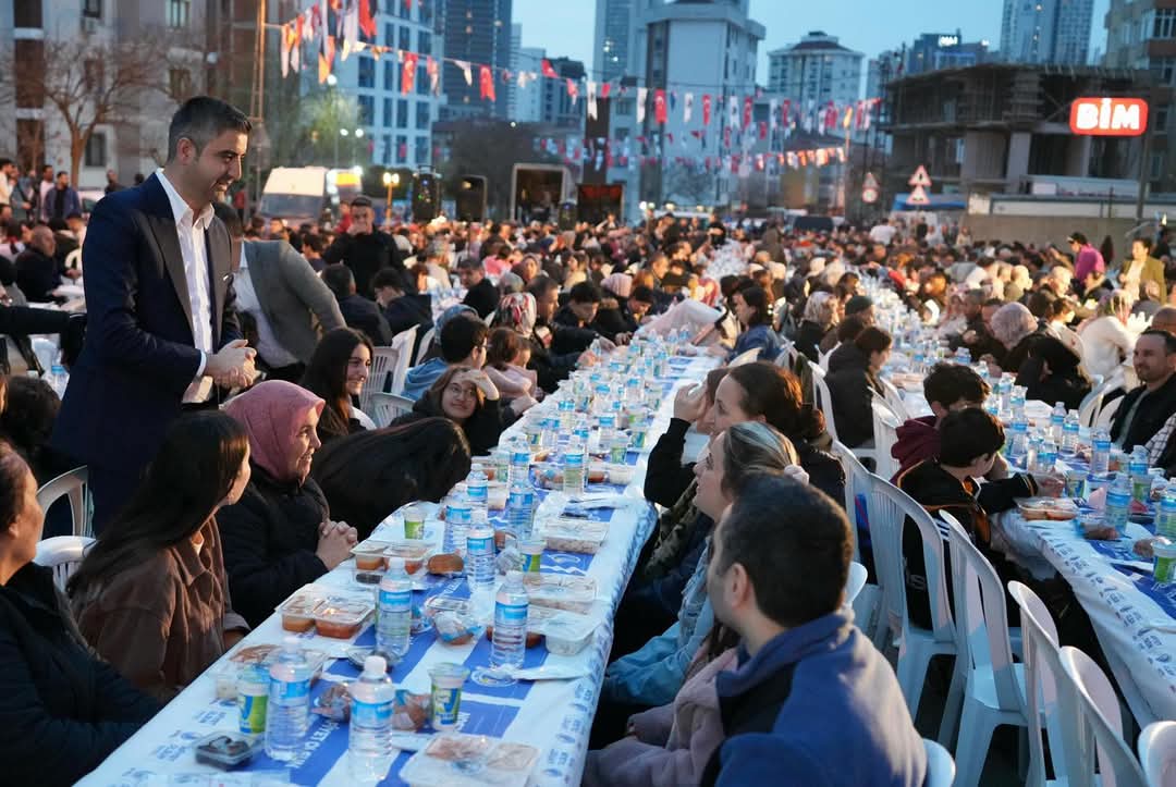 Kartal'da Gönül Sofraları Kuruldu: Başkan Yüksel Binlerce Kartallıyı Aynı Sofrada Buluşturdu