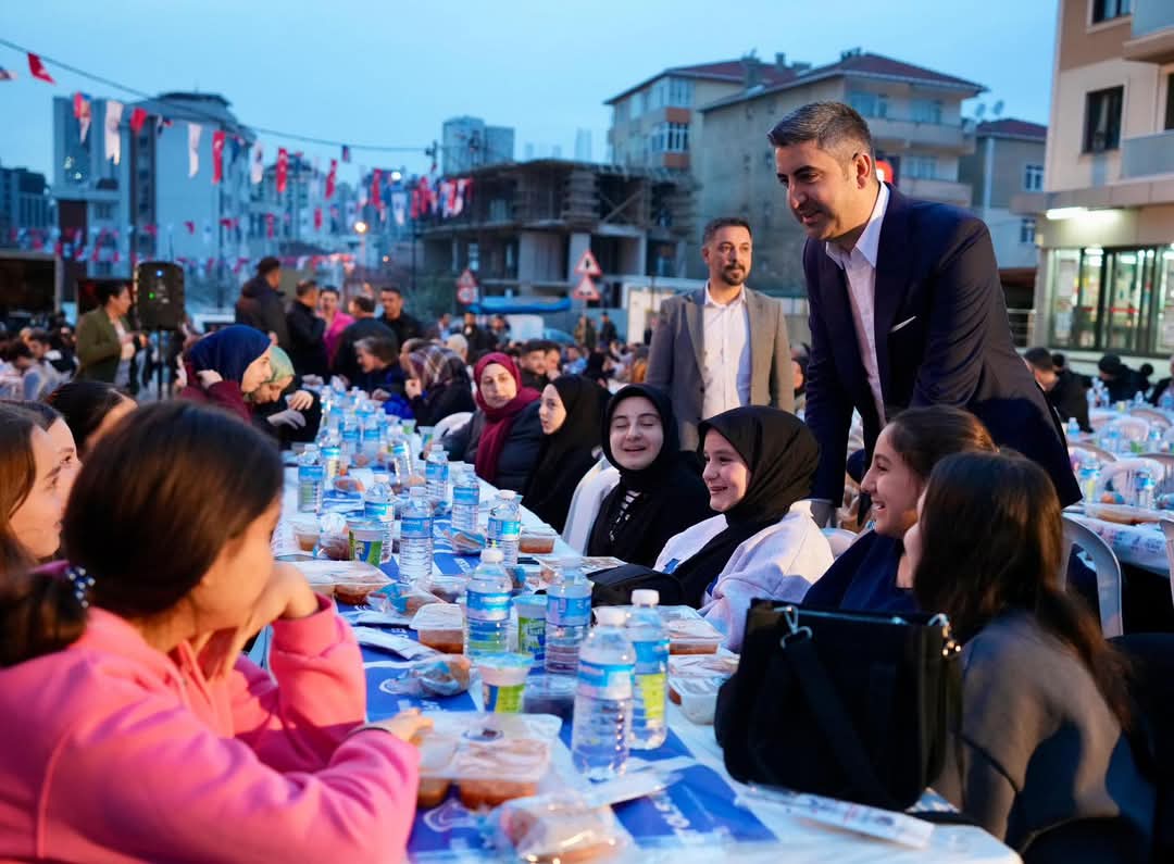 Kartal’da Gönül Sofraları Kuruldu: Başkan Yüksel Binlerce Kartallıyı Aynı Sofrada Buluşturdu