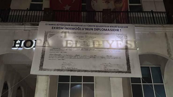 Hopa Belediyesi’nden İmamoğlu’na Destek: İptal Edilen Diploma Belediye Binasına Asıldı