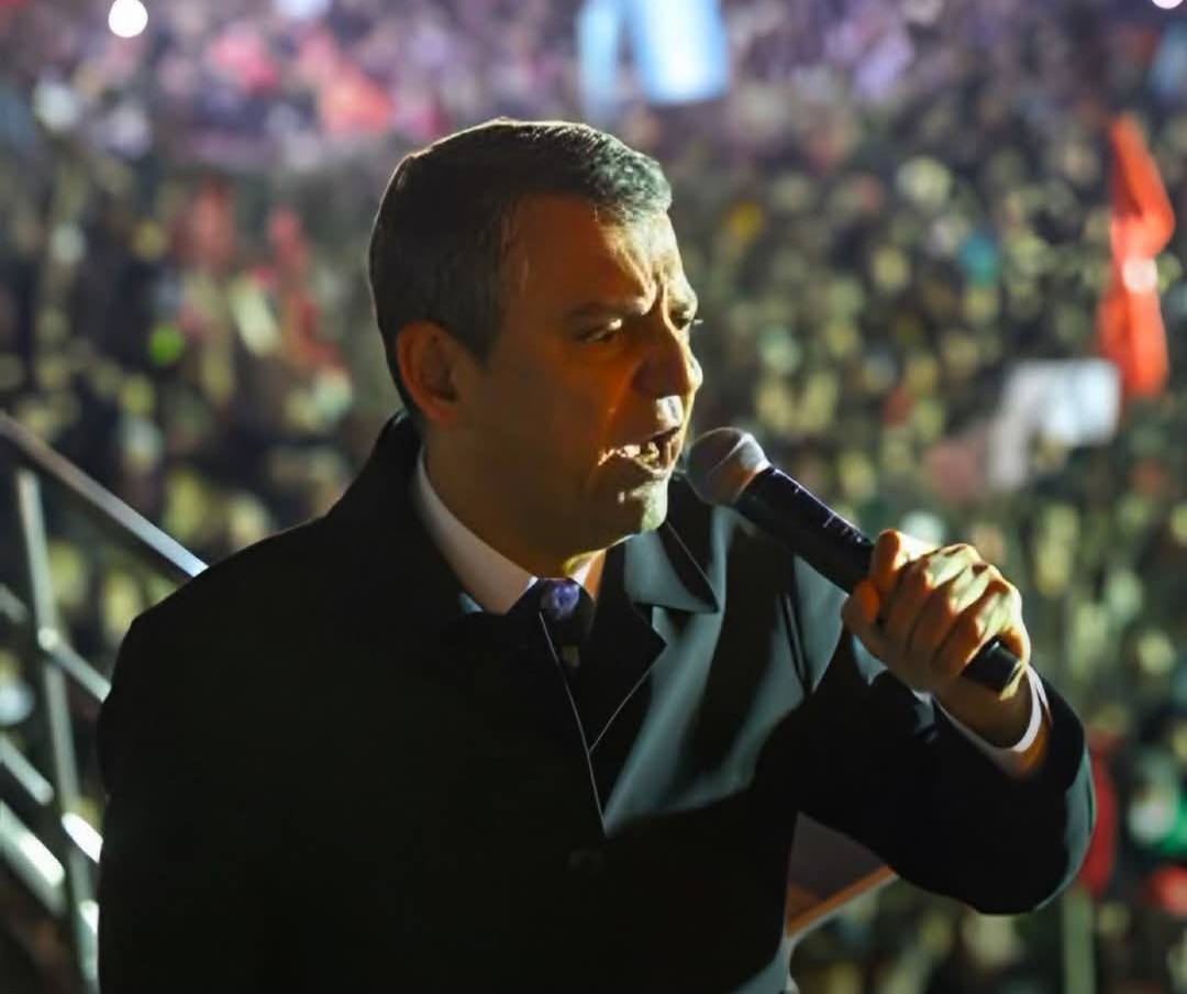 Özgür Özel’den Sert Tepki: “O Küfrü Kendi Anneme Edilmiş Sayıyorum”