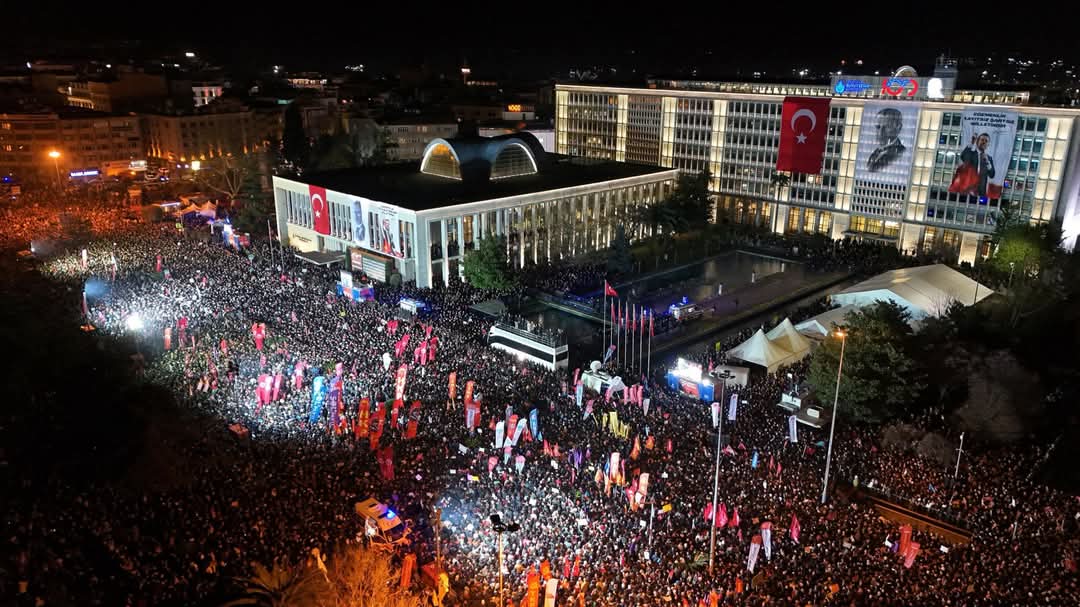 Özgür Özel: “Sokaklar Bizimdir, Meydanlar Bizimdir!”
