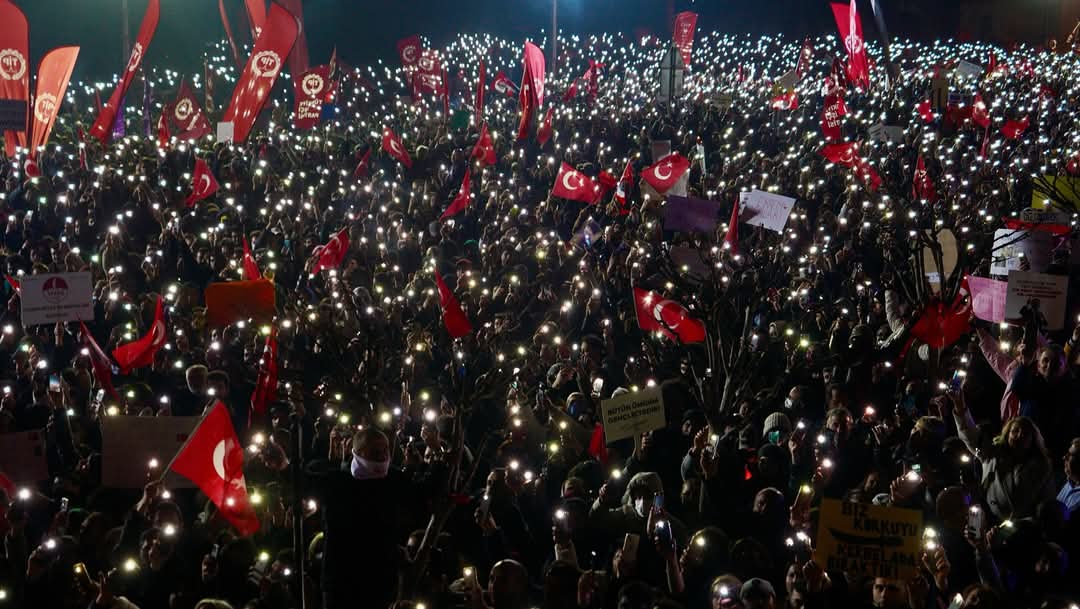 21 Mart 2025: Özgür Özel’in Çağrısı ve Türkiye’deki Toplumsal Hareketin Yeniden Alevlenme İhtimali