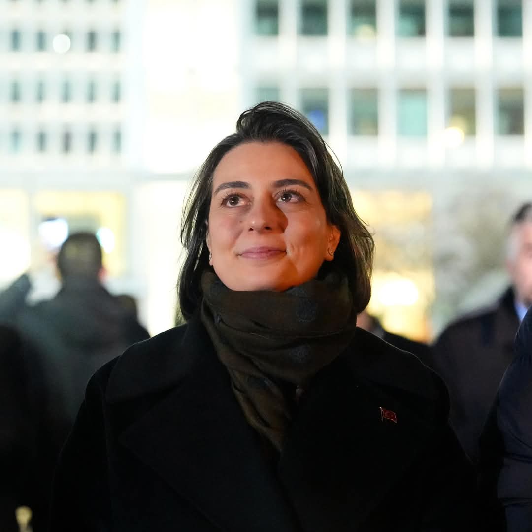 Sinem Dedetaş Saraçhane’de İstanbullularla Buluştu: ‘Ekrem Başkan’a Destek İçin Buradayız'”