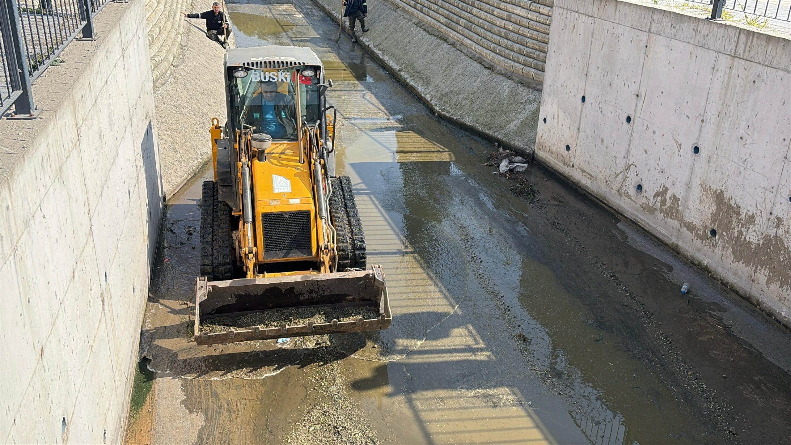 Gemlik Belediyesi Çarşı Deresi'nde Kapsamlı Temizlik Çalışması Başlattı