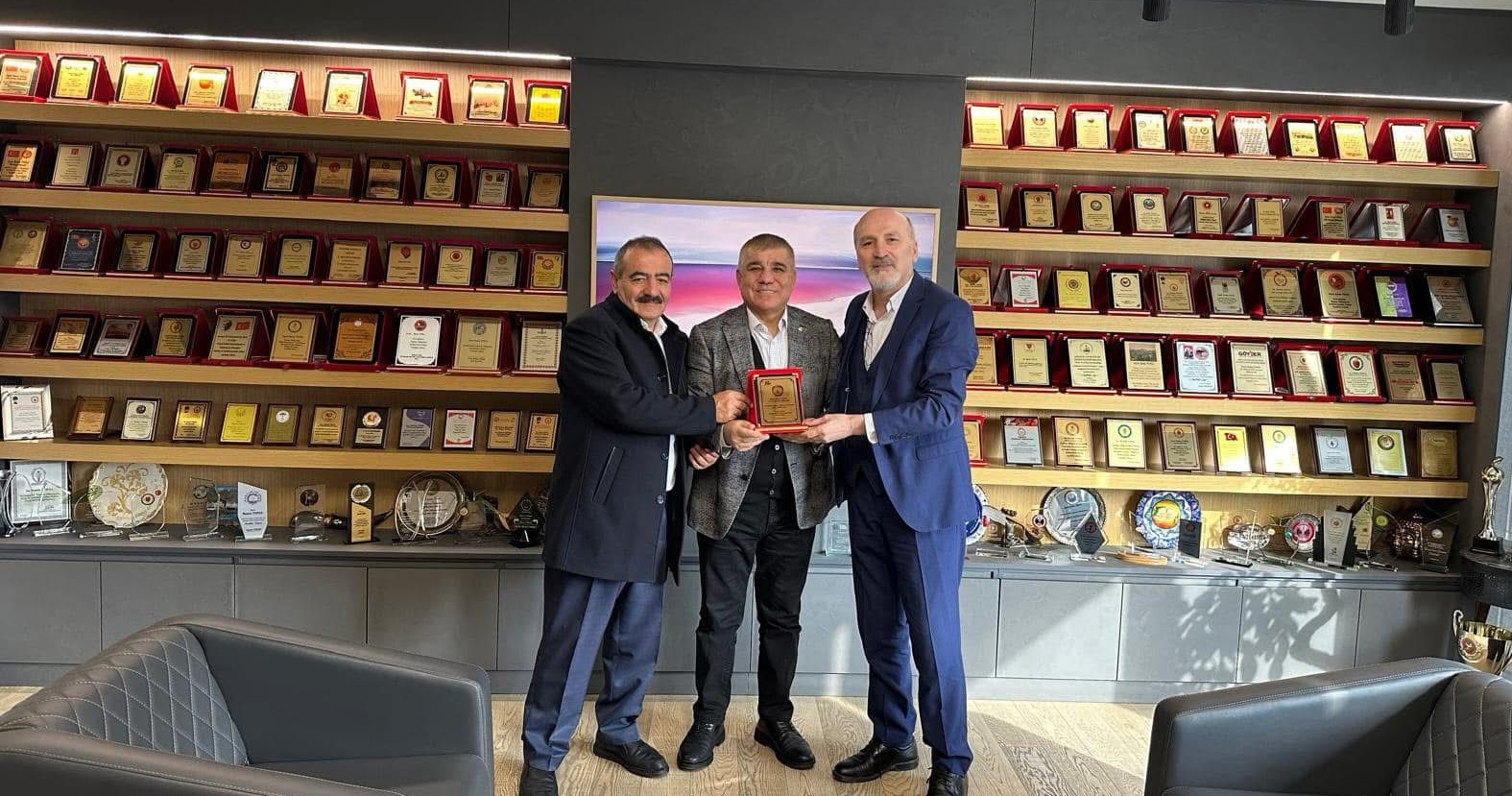 Ramis Topal’a 500. Plaket Onuru: Amasya Küçük Kızılca Geygel Köyü Derneği’nden Anlamlı Tören