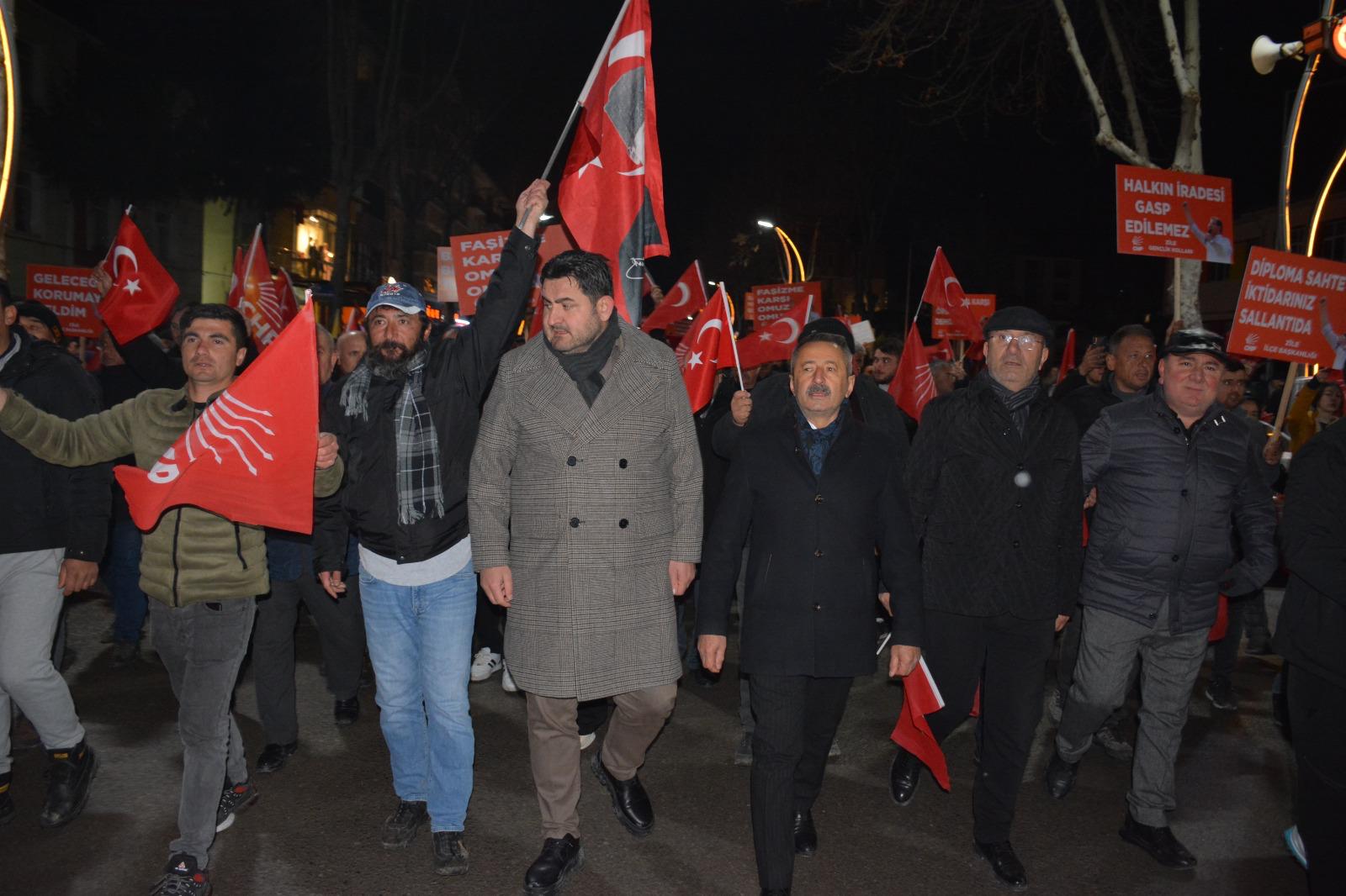 İstanbul Belediye Başkanı Ekrem İmamoğlu’na Sahip Çıkma Çağrısı: CHP Zile’de 10 Bin Kişiyle Toplandı