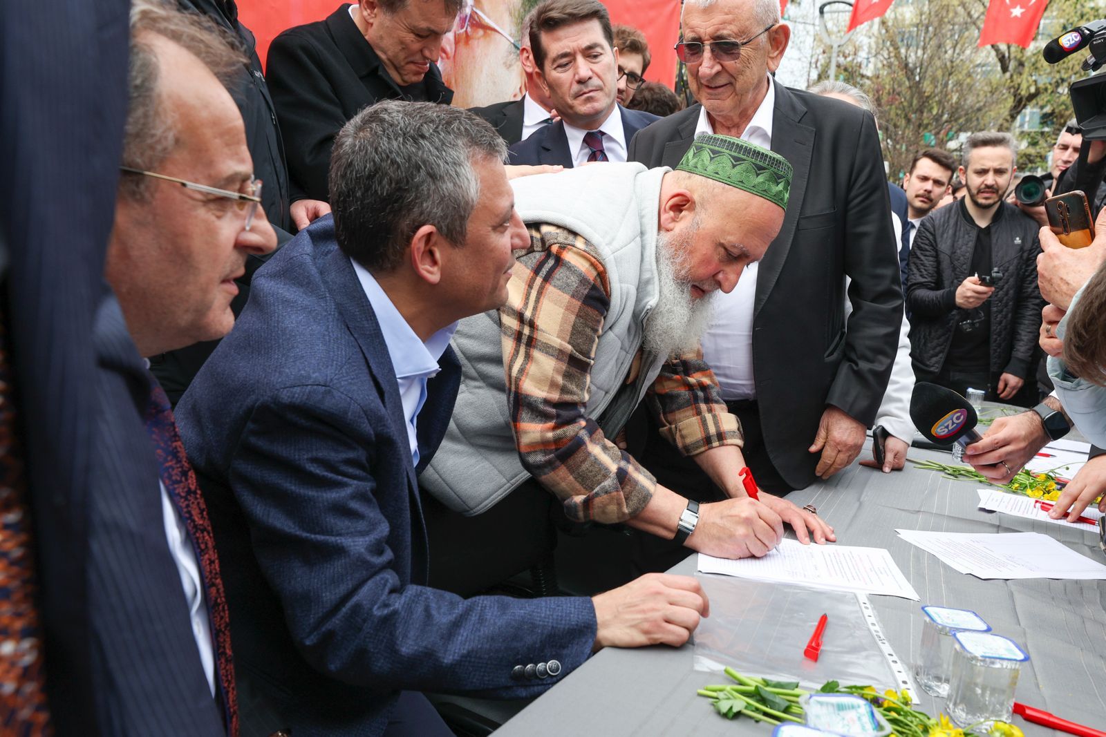 Özgür Özel Trabzon’da Ekrem İmamoğlu’na Destek İçin İmza Kampanyası Başlattı