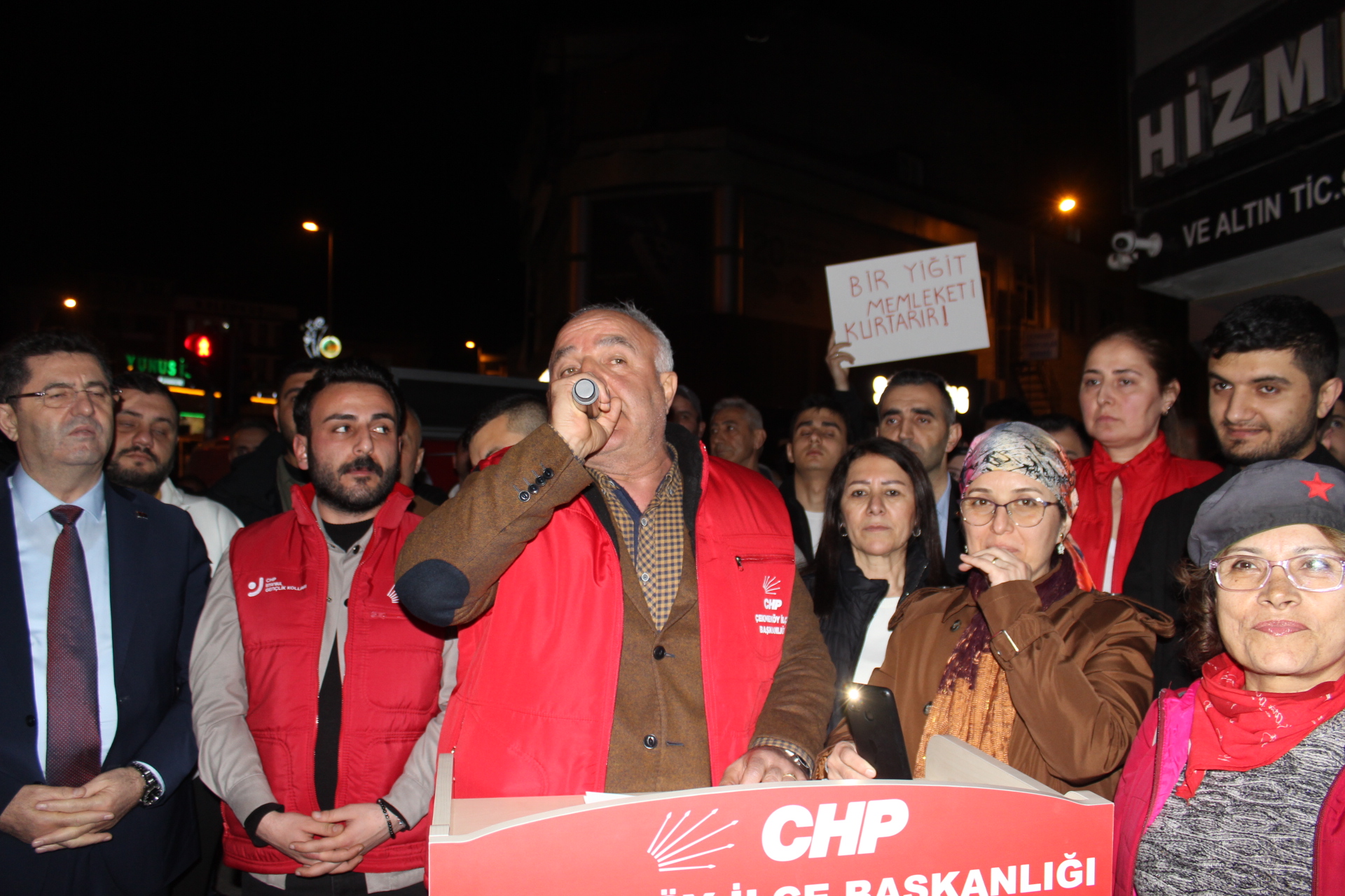 Çekmeköy’de Ekrem İmamoğlu’na Destek Eylemi: “Hak, Hukuk, Adalet” Sloganları Atıldı