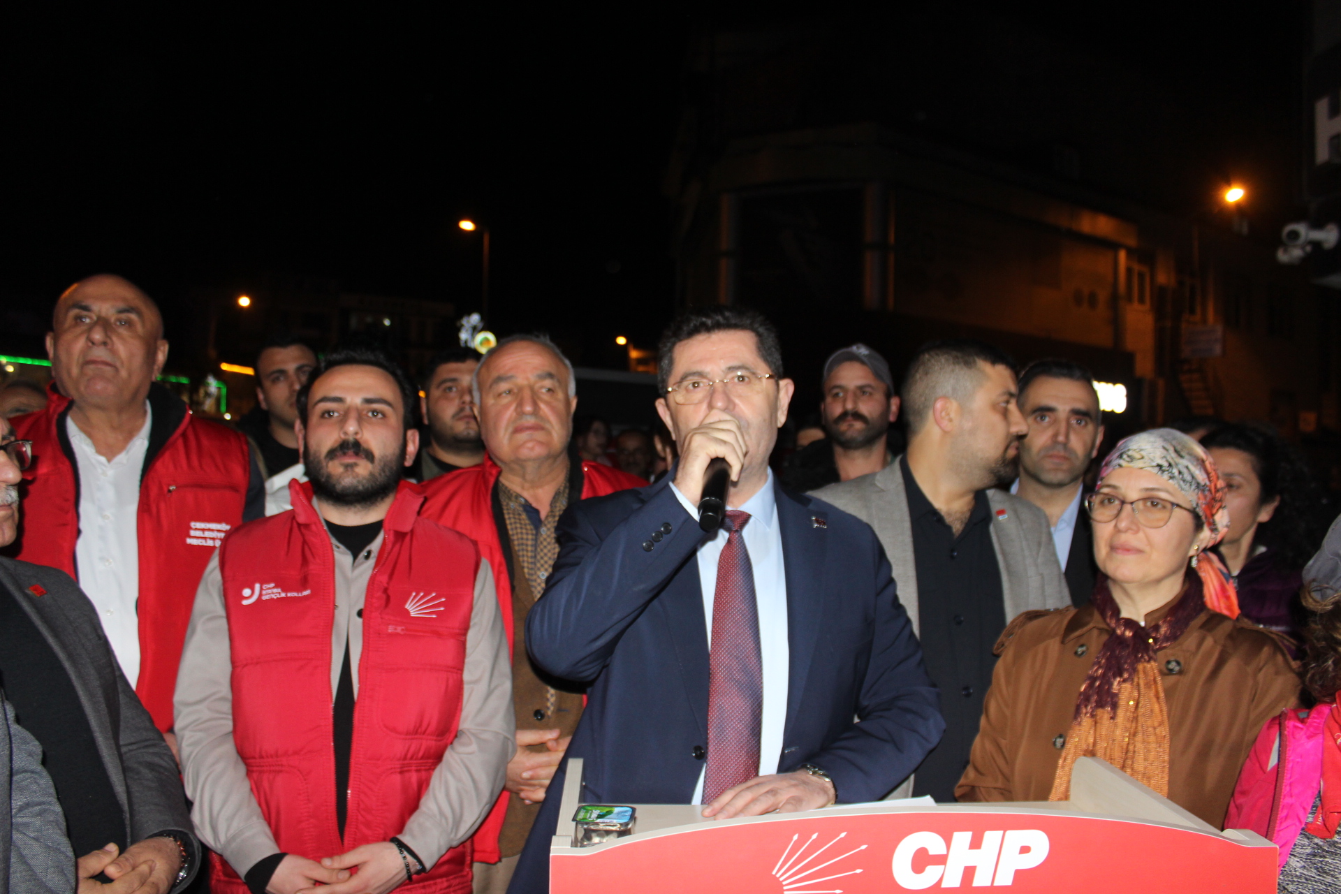 Çekmeköy’de Ekrem İmamoğlu’na Destek Eylemi: “Hak, Hukuk, Adalet” Sloganları Atıldı